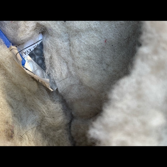 (932) UGG Slippers - Picture 6 of 8